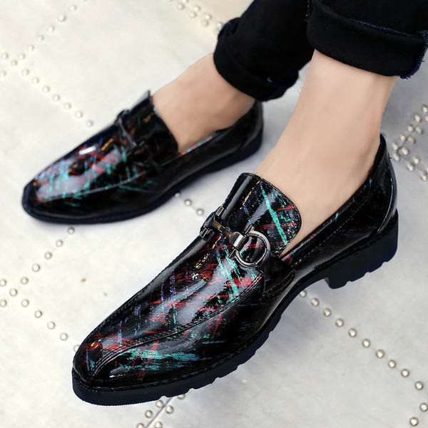 Elegáns lakkbőr cipő fém díszítéssel