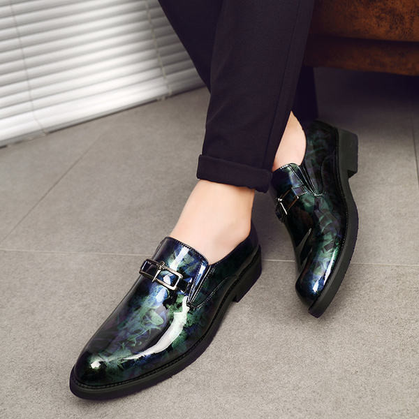 Elegáns lakkbőr cipő fém díszítéssel