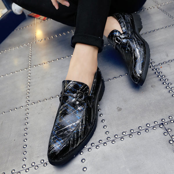 Elegáns lakkbőr cipő fém díszítéssel