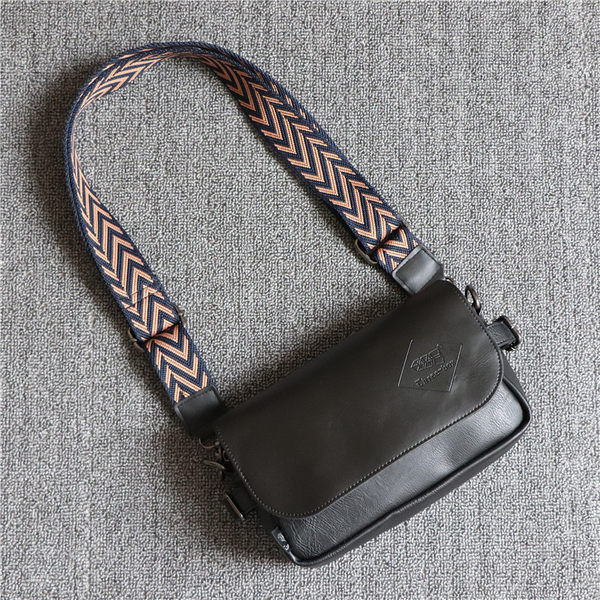 Férfi eko bőr táska felirattal és fém rögzítéssel