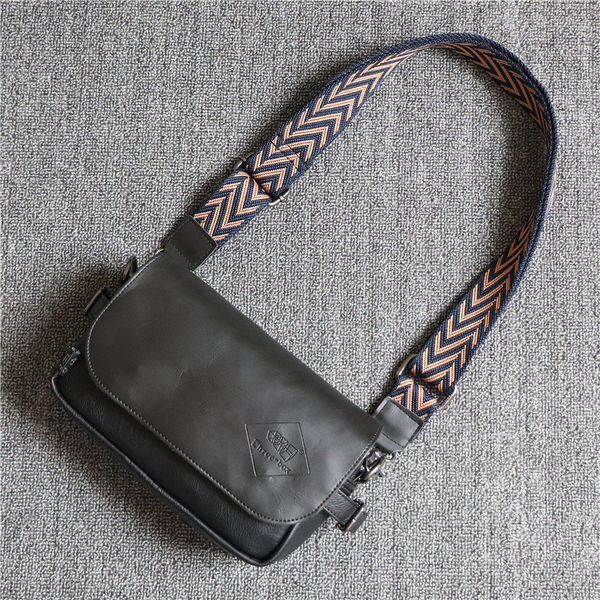 Férfi eko bőr táska felirattal és fém rögzítéssel