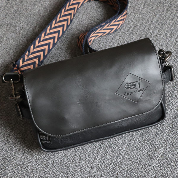 Férfi eko bőr táska felirattal és fém rögzítéssel