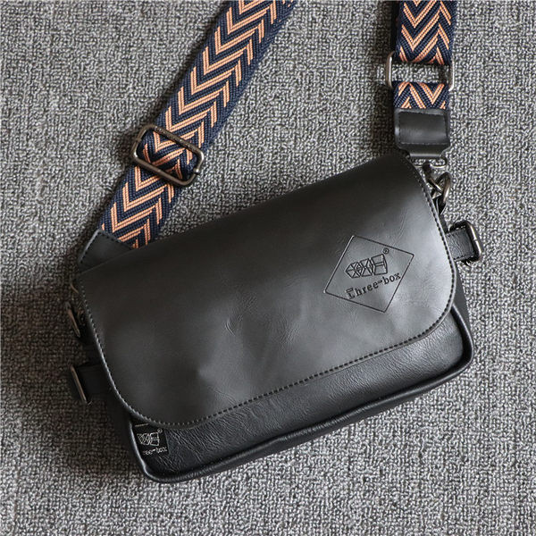 Férfi eko bőr táska felirattal és fém rögzítéssel