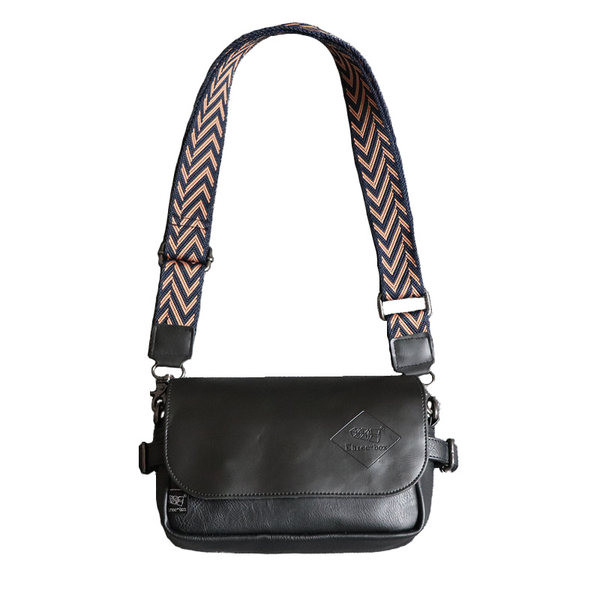 Férfi eko bőr táska felirattal és fém rögzítéssel