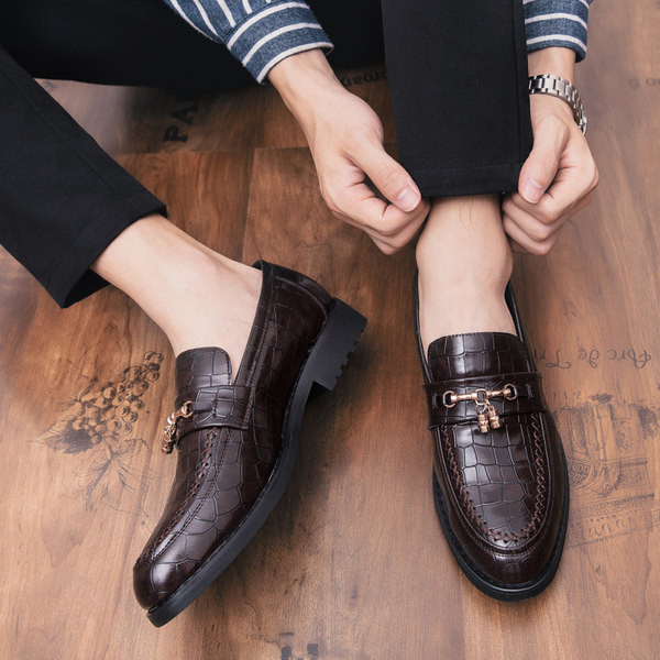 Metallist kaunistusega pidulikud meeste kingad