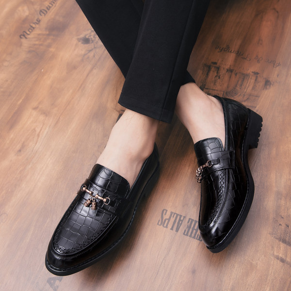 Metallist kaunistusega pidulikud meeste kingad