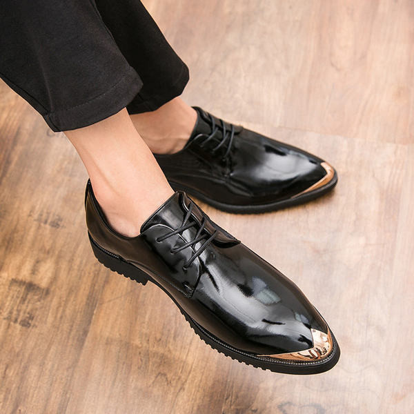 Elegáns cipő fűzővel és fém elemmel