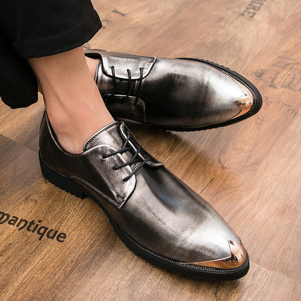 Elegáns cipő fűzővel és fém elemmel