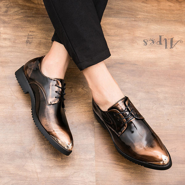 Elegáns cipő fűzővel és fém elemmel