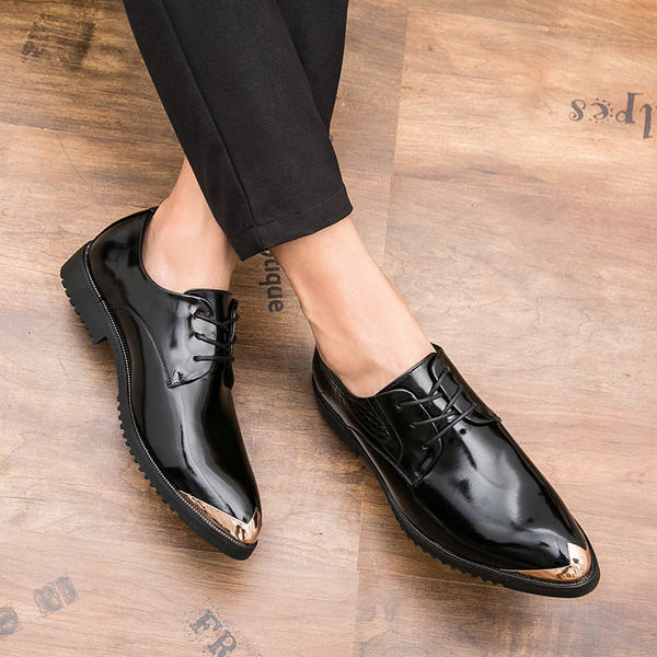 Elegáns cipő fűzővel és fém elemmel