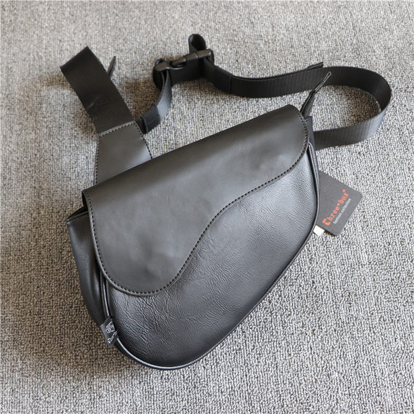 Vīriešu ikdienas soma ar metāla aizdari