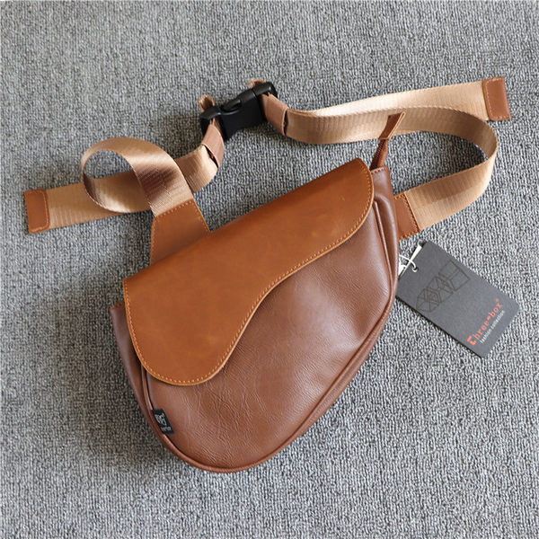 Vīriešu ikdienas soma ar metāla aizdari