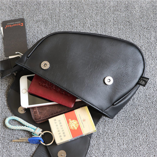 Vīriešu ikdienas soma ar metāla aizdari