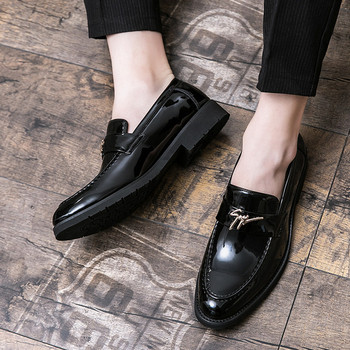Модерни мъжки лачени обувки в черен и златист цвят