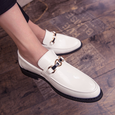 Elegantsed metallpandlaga terava otsaga meeste kingad