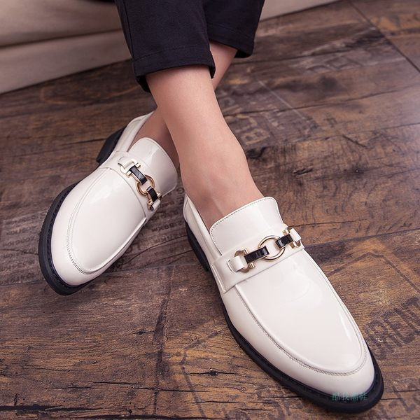 Elegantsed metallpandlaga terava otsaga meeste kingad