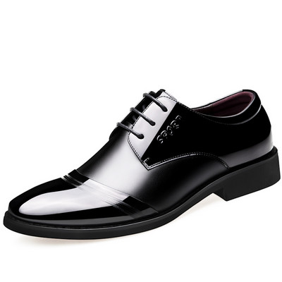 Stiilsed paelte ja kirjaga meeste kingad