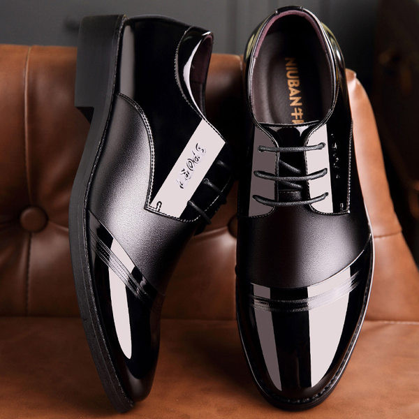 Stiilsed paelte ja kirjaga meeste kingad