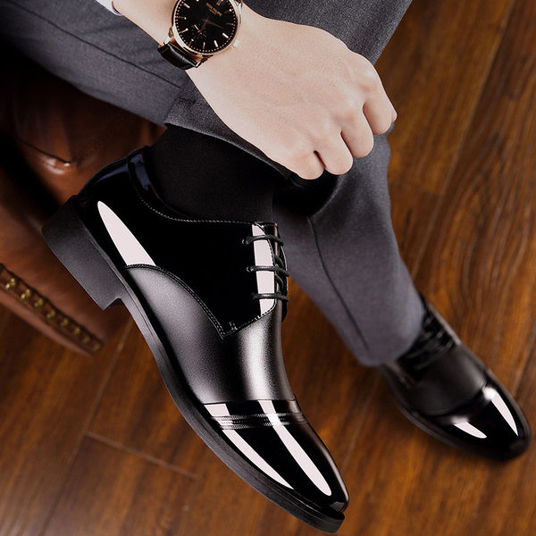 Stiilsed paelte ja kirjaga meeste kingad