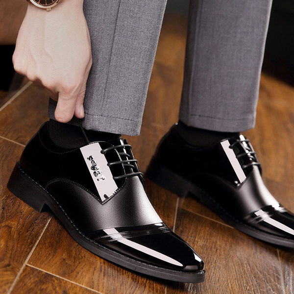 Stiilsed paelte ja kirjaga meeste kingad