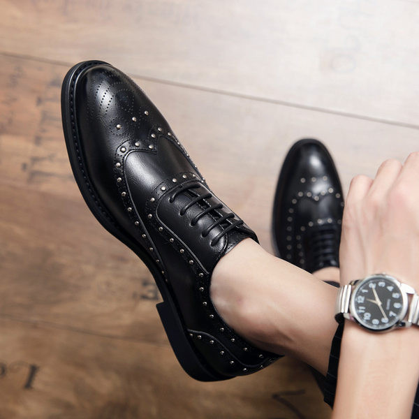 Praegused neetide ja paeltega meeste kingad