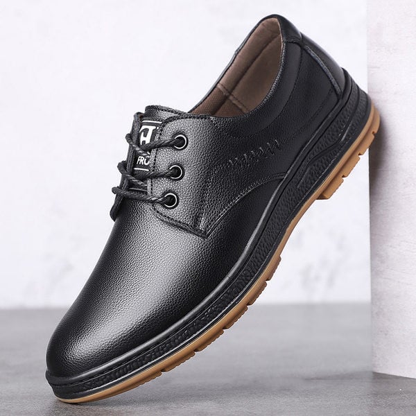 Eko bőrből készült modern cipő emblémával