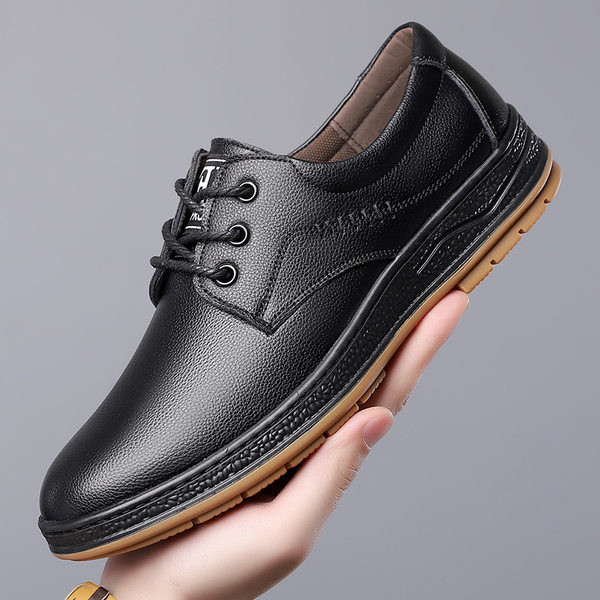 Eko bőrből készült modern cipő emblémával