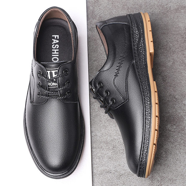 Eko bőrből készült modern cipő emblémával