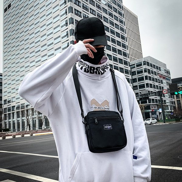 Τετράγωνη μικρή υφασμάτινη τσάντα για άντρες