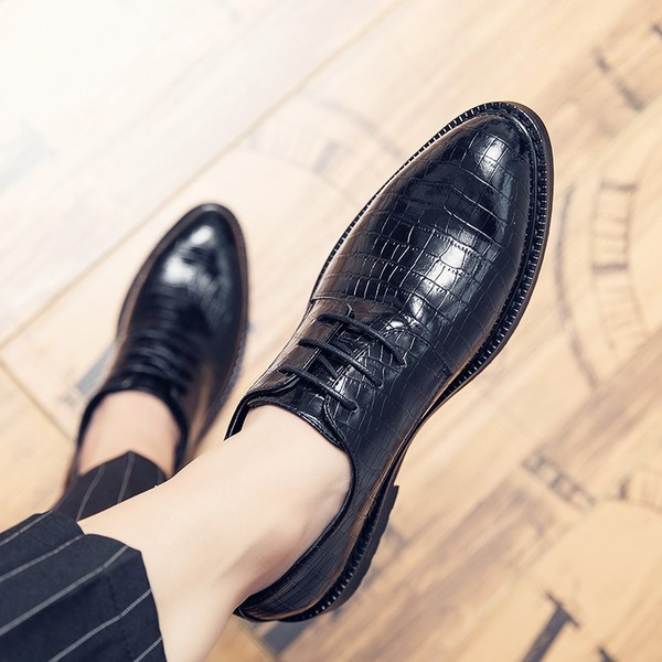 Öko-nahast meeste kingade teritatud mudel paeltega