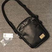 Férfi táska emblémával és bőr fogantyúval