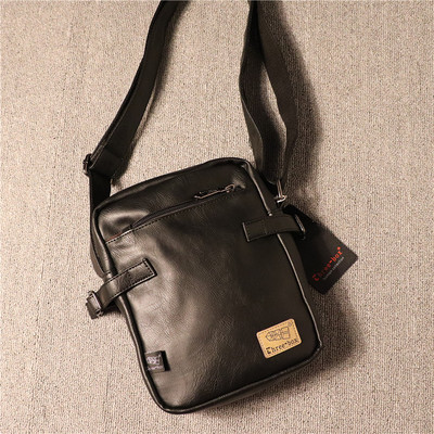 Férfi táska emblémával és bőr fogantyúval