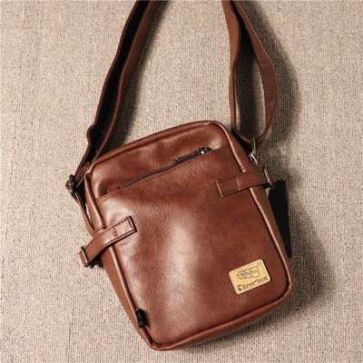 Férfi táska emblémával és bőr fogantyúval