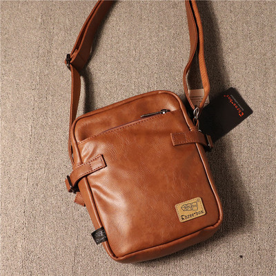 Férfi táska emblémával és bőr fogantyúval