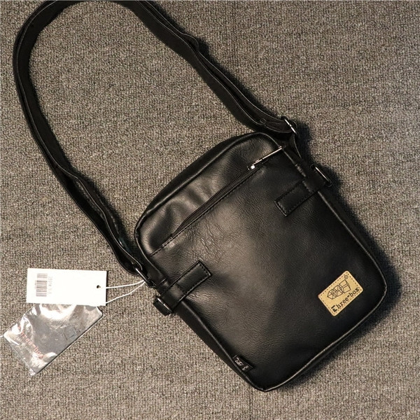 Férfi táska emblémával és bőr fogantyúval