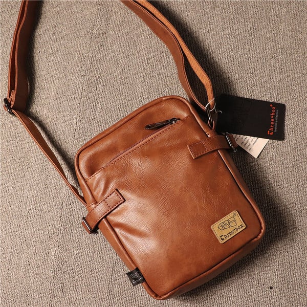 Férfi táska emblémával és bőr fogantyúval