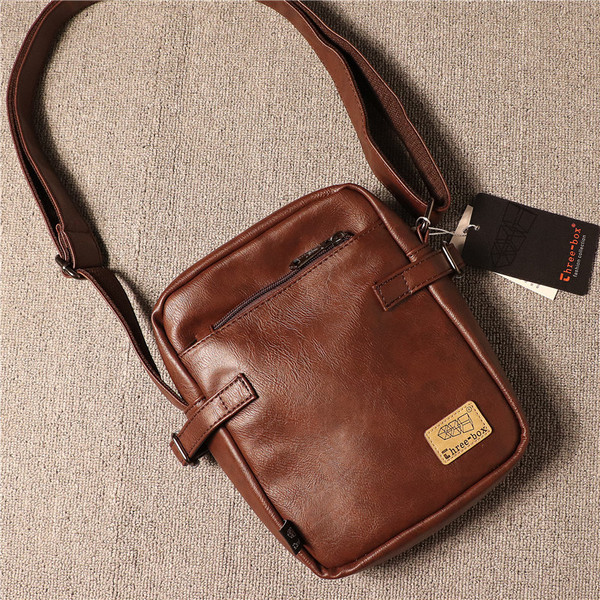 Férfi táska emblémával és bőr fogantyúval