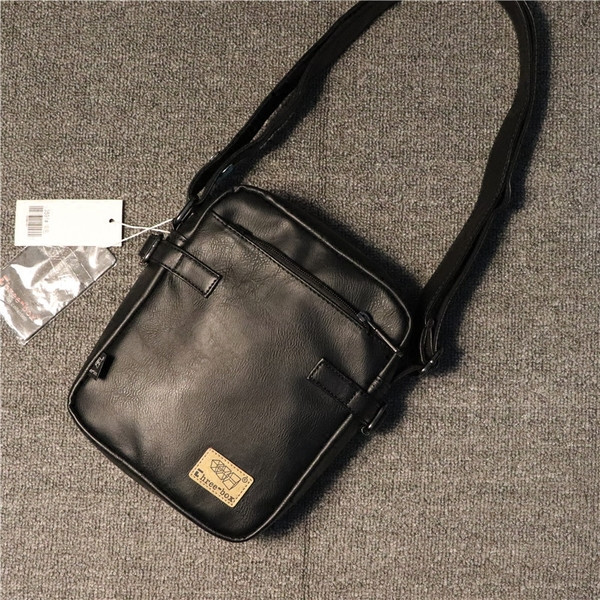 Férfi táska emblémával és bőr fogantyúval