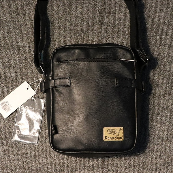 Férfi táska emblémával és bőr fogantyúval