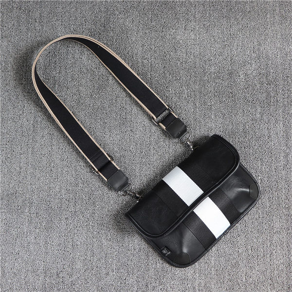 Pika sanga ja metallist kinnitusega nahast meeste sportkott