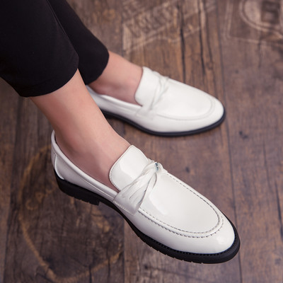 Formális férfi lakkcipő új modellje fehér és fekete színben