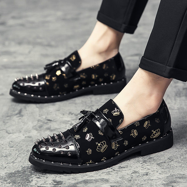 Uus mudel neetide ja tuttidega meeste kingad