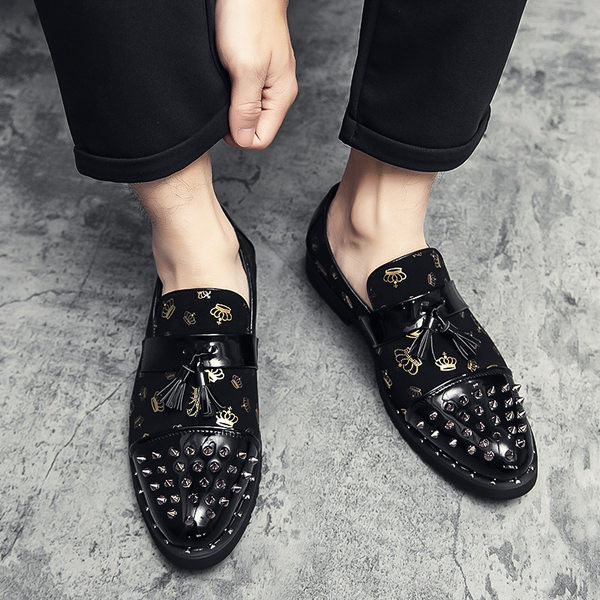 Uus mudel neetide ja tuttidega meeste kingad