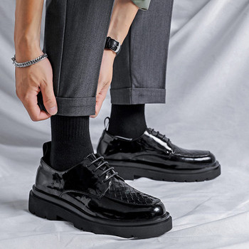 Нов модел лачени обувки с връзки