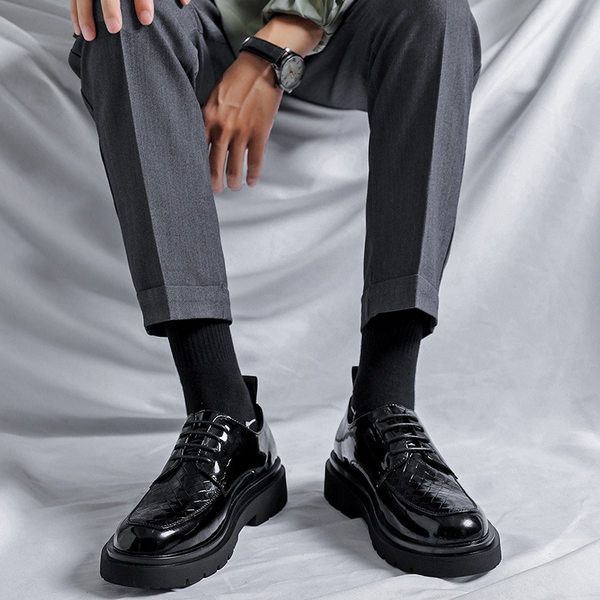 Új fűzős lakkbőr cipőmodell