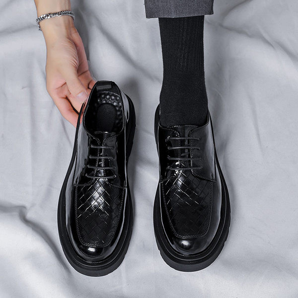 Új fűzős lakkbőr cipőmodell