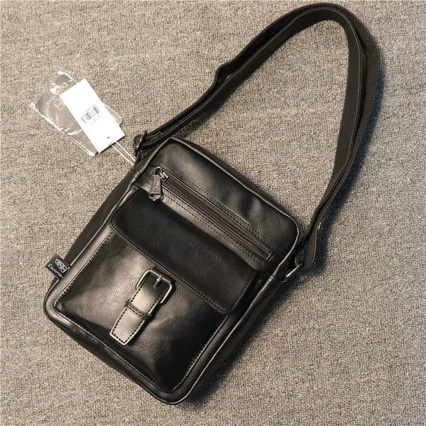 Moderna soma ar garu rokturi no eko ādas vīriešiem