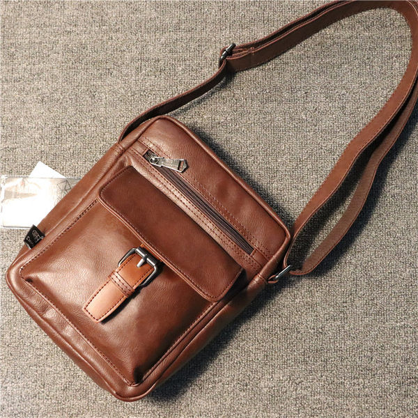 Moderna soma ar garu rokturi no eko ādas vīriešiem