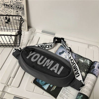 Vīriešu ikdienas soma ar uzrakstu un tīklu