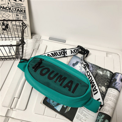 Vīriešu ikdienas soma ar uzrakstu un tīklu